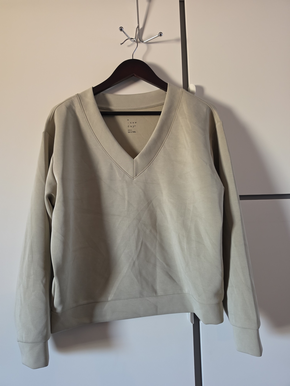 Sandwash V-neck sweatshirt in light beige